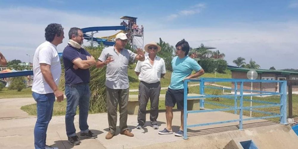 EL INTENDENTE RICARDO BRAVO RECORRIO EL PARQUE ACUÁTICO JUNTO CON EL AUTOR DEL PROYECTO DE OBRA