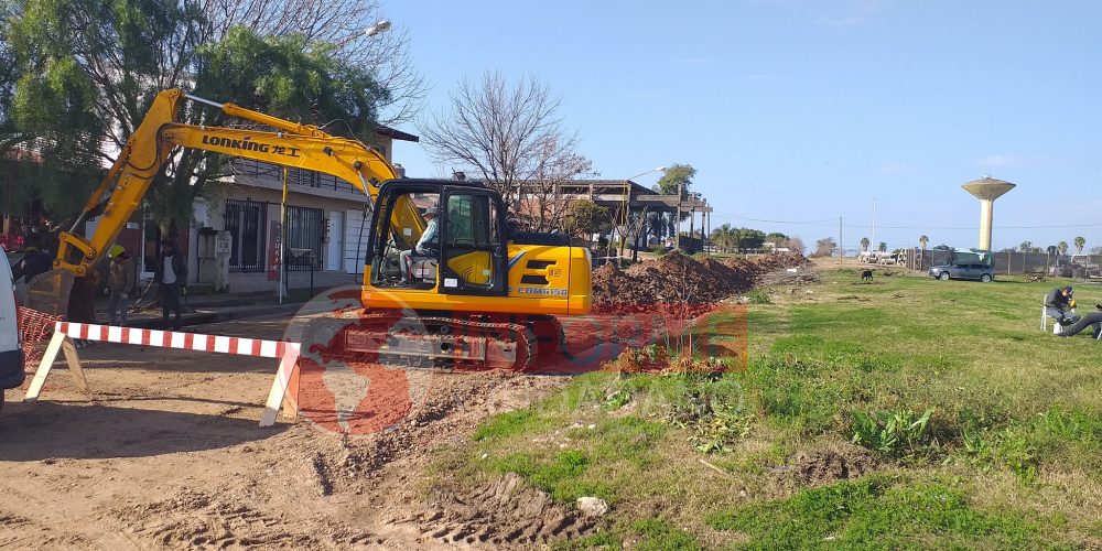 “Es gratificante ver que finalmente se dio inicio a la obra de saneamiento en calle Porteiro de Flores” acentuó Rastelli