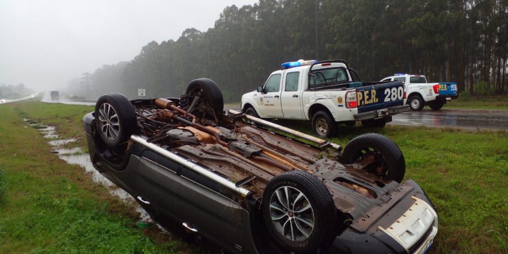 La acumulación de agua en ruta ocasionó despiste de una camioneta