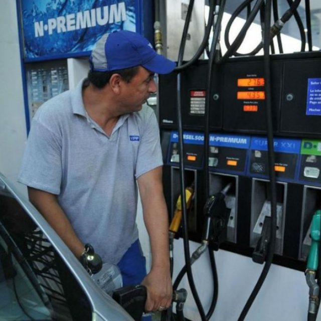 Duró poco. A una semana de la baja del 1%, las petroleras evalúan volver a aumentar los precios de las naftas