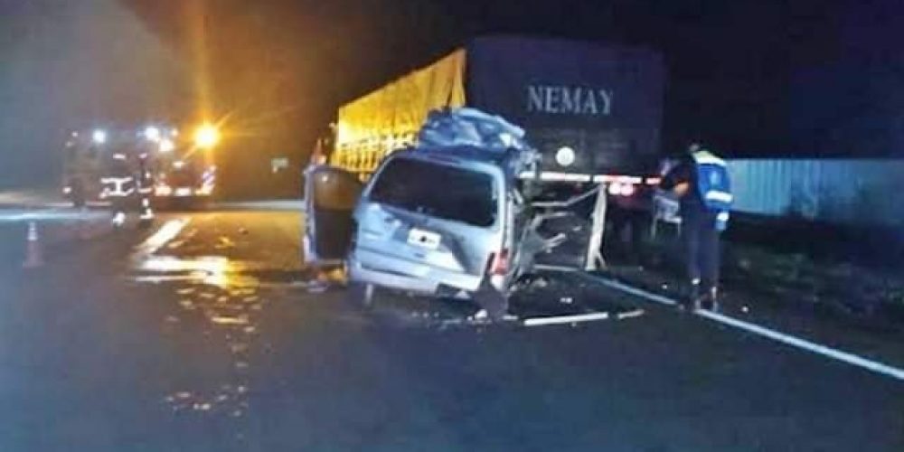 Una niña falleció en violento choque: el auto quedó debajo del camión