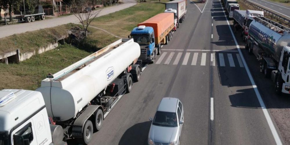 El lunes transportistas de cargas harán un paro y habrá corte de rutas