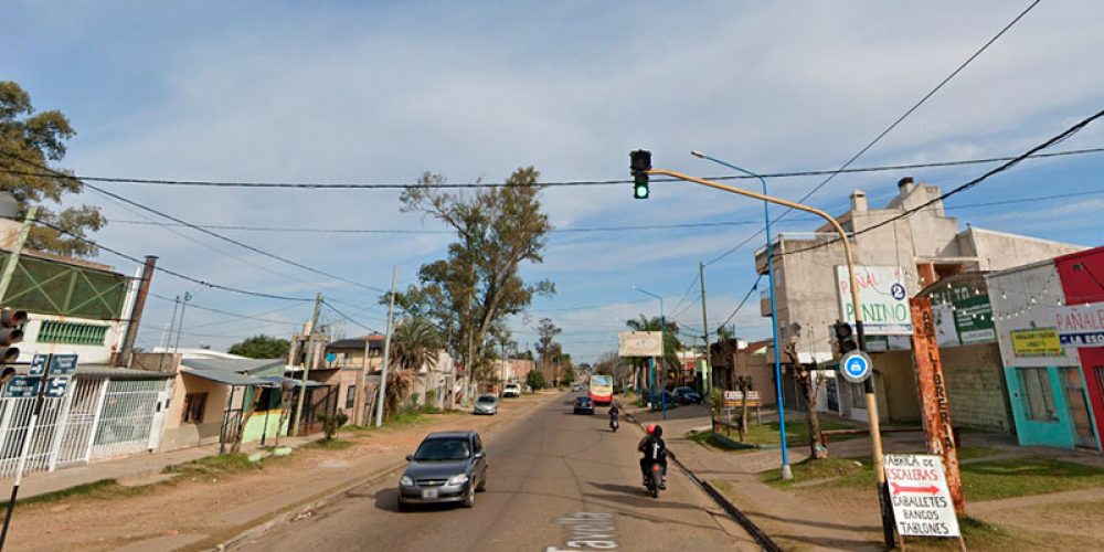 Intentó que atropellaran a su hijito: “Lo pateó en la espalda hacia el camión”