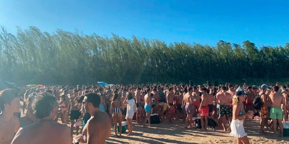 La Cámara de Turismo aseguró que la suba de casos se debe al descontrol de la juventud y no a la llegada de turistas