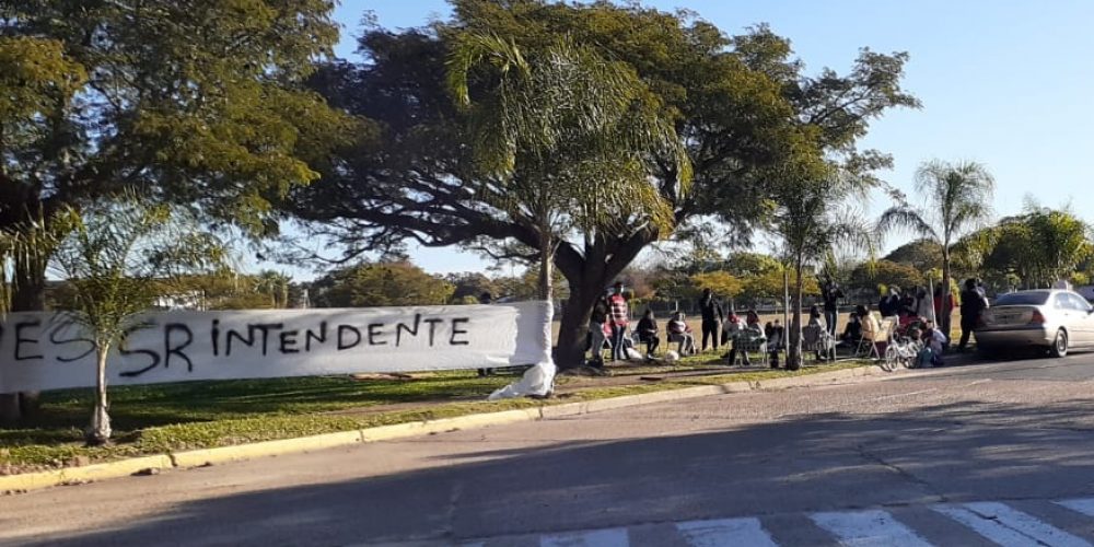 Vecinos solicitan al Intendente Ricardo Bravo que decida la entrega de viviendas