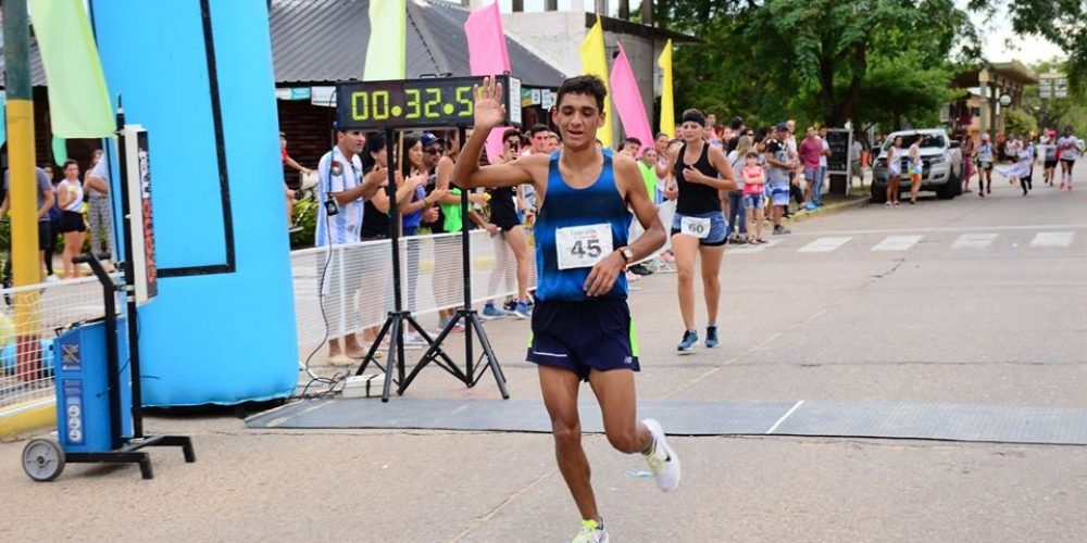 Maratón Aniversario Ciudad de Federación, ganaron Dylan Van der Hock y Karen Ayala