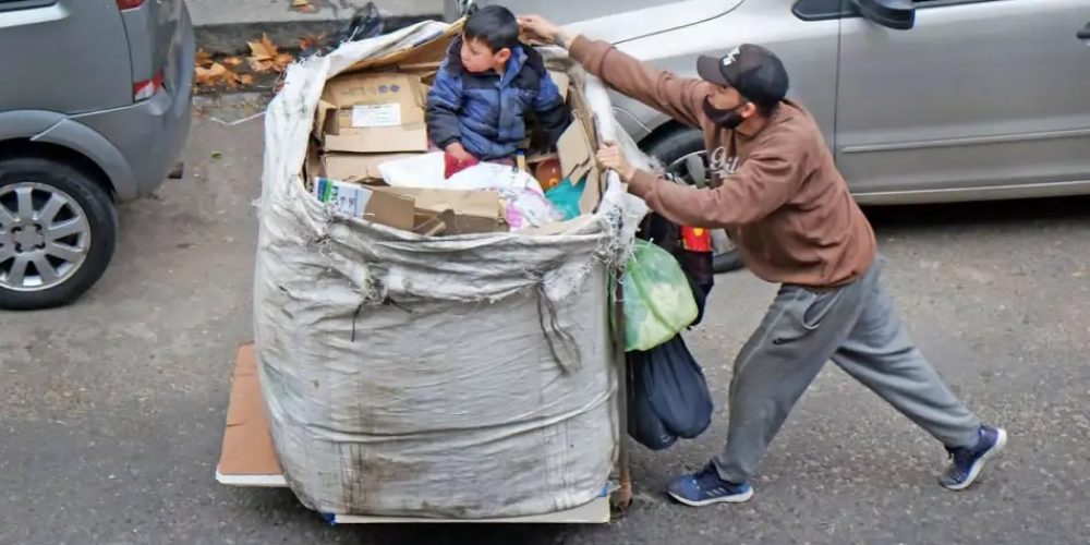 Cada día 2.800 argentinos caen en la pobreza y suman medio millón en este primer semestre 2022