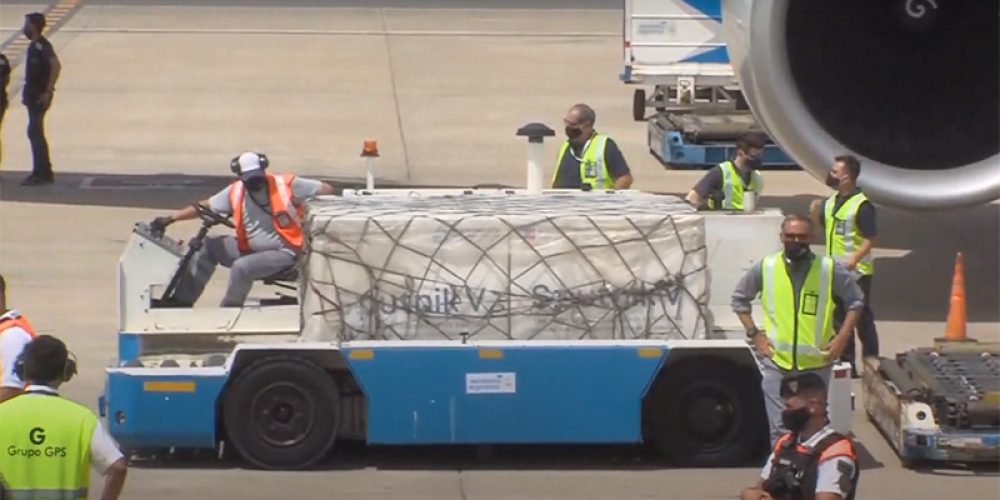 Aterrizó el avión de Aerolíneas con la segunda tanda de vacunas Sputnik V