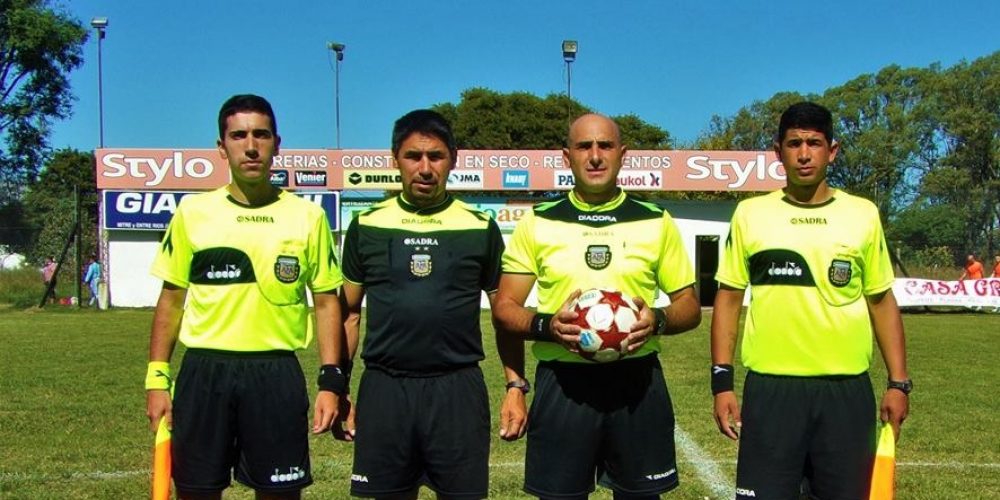 “Nico” Castaño debutó como juez de línea en el partido por la Copa Entre Ríos