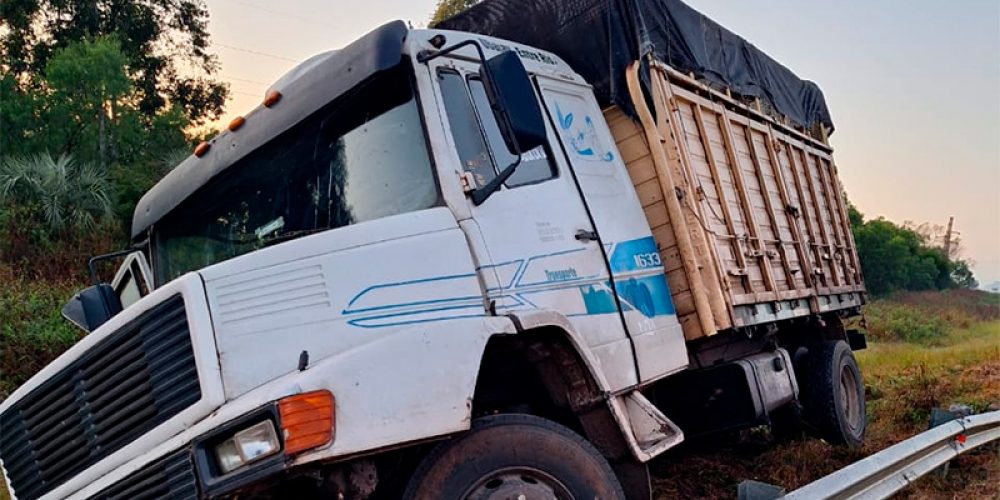 Camionero federaense despistó, chocó un guardarrail y volcó sobre la Autovía Artigas