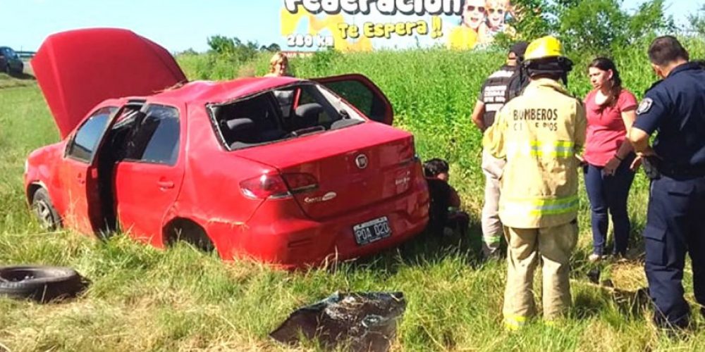 Sábado accidentado: familia sufrió un violento vuelco cuando viajaba por la Ruta 14