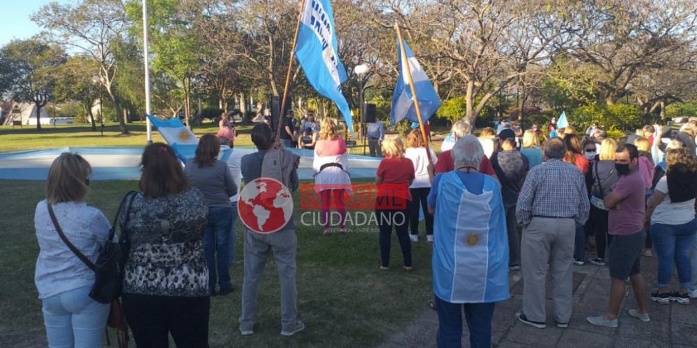 Banderazo en Plaza Libertad contra las políticas del gobierno nacional