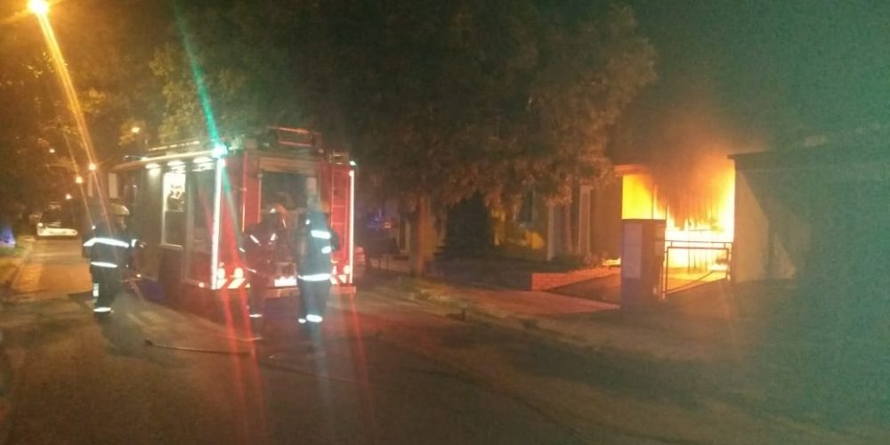 Federación – Incendio intencional consumió motos y un vehículo