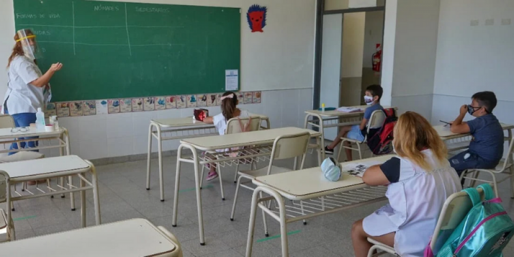 Grupos de padres salieron al cruce del retorno a las clases virtuales y se movilizaron a la Casa Gris