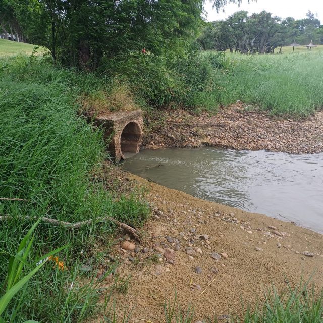 Concejales realizan consulta al Ejecutivo Municipal si se está arrojando aguas pluviales o líquidos cloacales al lago