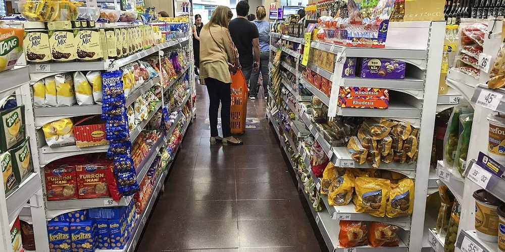 La inflación se desaceleró por tercer mes a 2,7%, pero en medio año ya acumula 22,4%