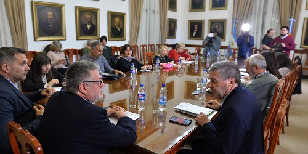 Este lunes se retoman las paritarias estatal y docente