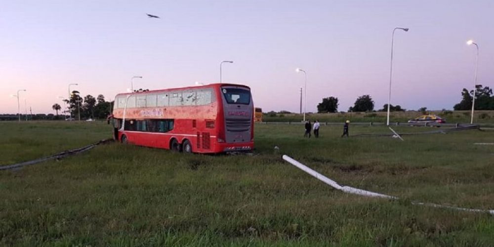 Despistó un micro en Ruta 14: trasladaron a pasajeros al cuartel de bomberos