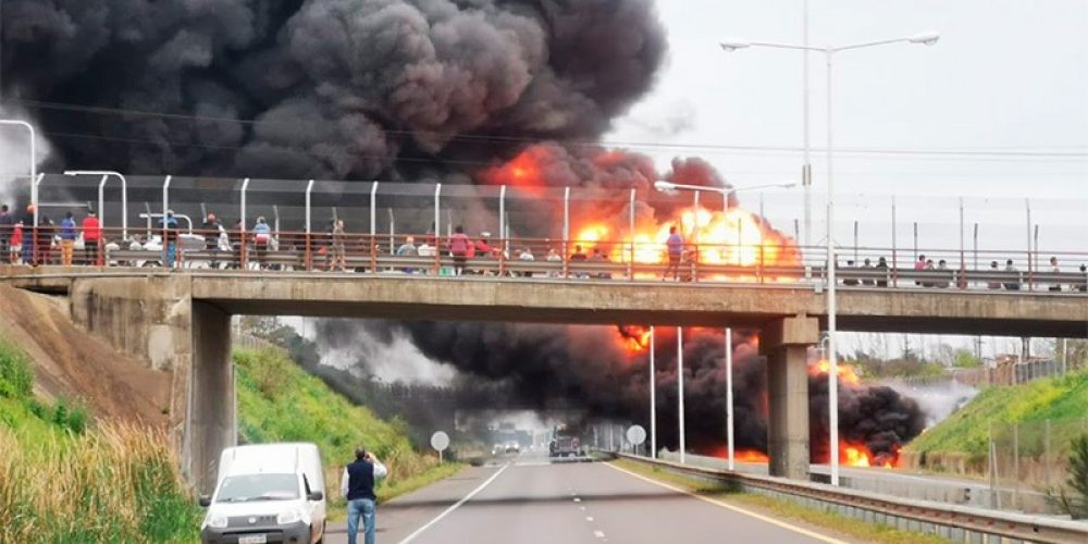 Impresionante incendio de un camión cisterna en la Ruta 14