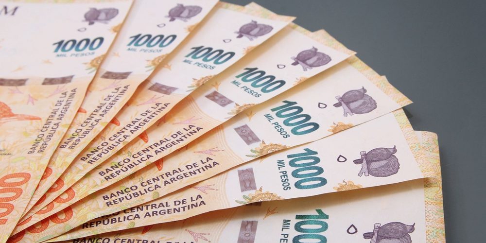 El billete de $1000 pierde valor en la región y vale menos de US$4 al dólar blue