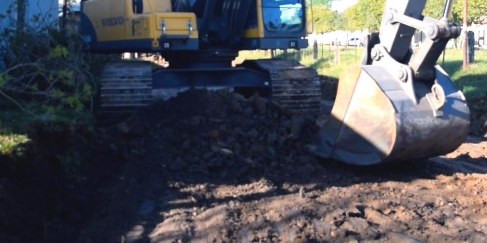 Comenzaron los trabajos de movimiento de suelo para la Pavimentación de Champagnat entre AV. Belgrano y Av. Siburu