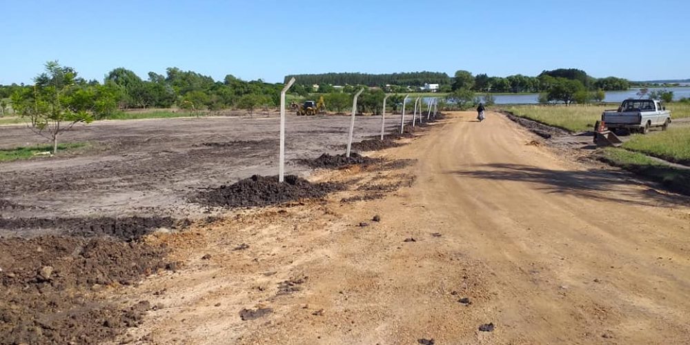 El Municipio coloca columnas para el cerco perimetral del Parque acuático