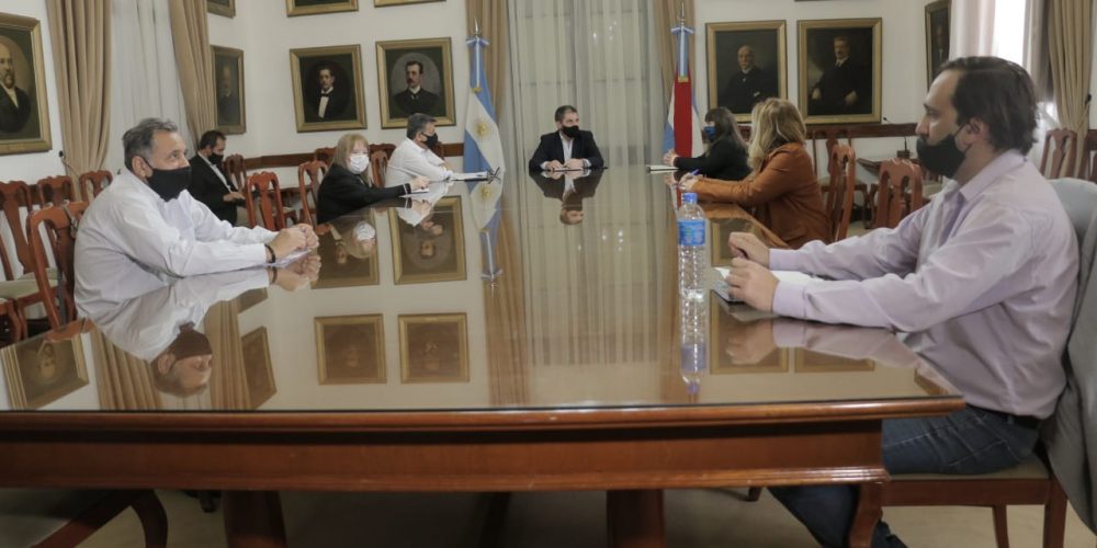 El gobierno ofreció a los gremios una suma fija hasta diciembre, con alcance del 82% a los jubilados