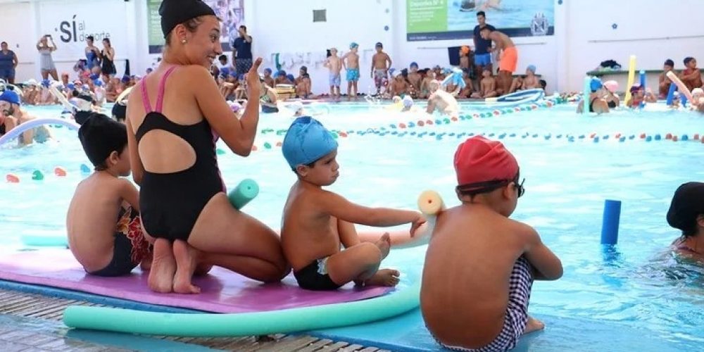 Por qué los científicos dicen que es poco probable el contagio de coronavirus en playas y piscinas