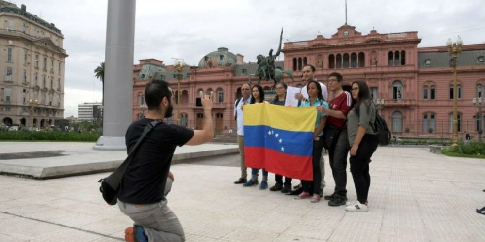 Migración venezolana en Argentina: ¿cuál es su situación laboral, por qué llegan y cuántos se radicaron en Entre Ríos?