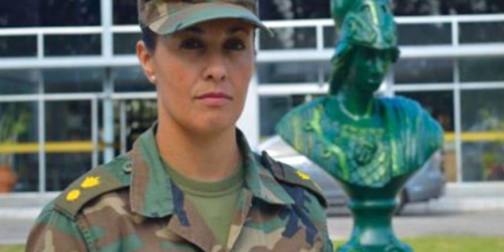 Nació en la ciudad vecina a Concordia y es la primera mujer en el comando del Ejército