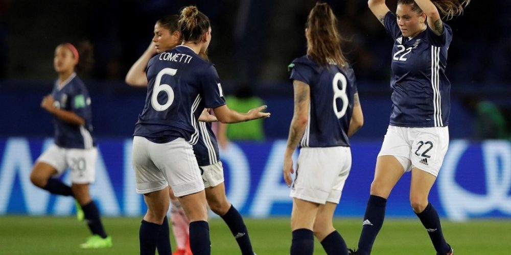 Las jugadoras de la Selección, con la frente alta y un reconocimiento de la FIFA