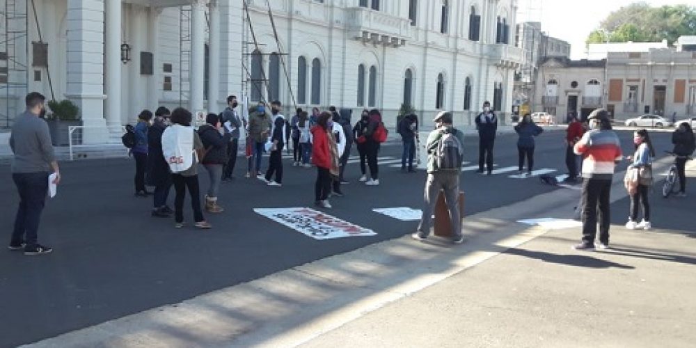 Docentes se manifestaron en reclamo de la regulación del trabajo virtual