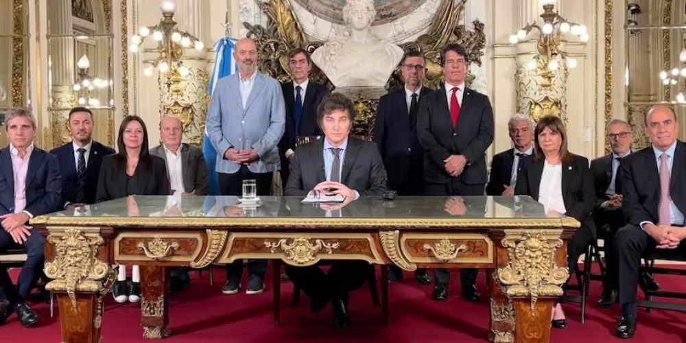 Javier Milei dispuso por decreto una masiva reforma de leyes y regulaciones económicas