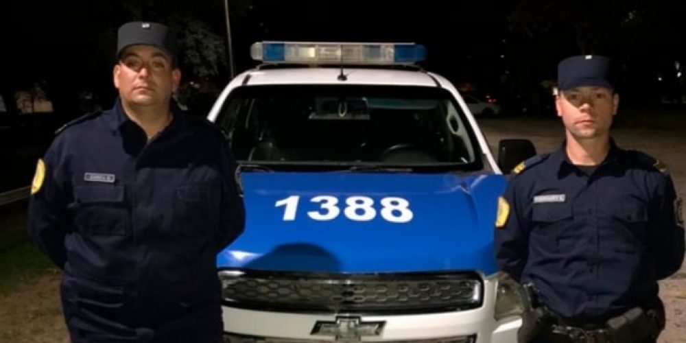 Dos policías salvaron la vida de una beba al practicarle RCP