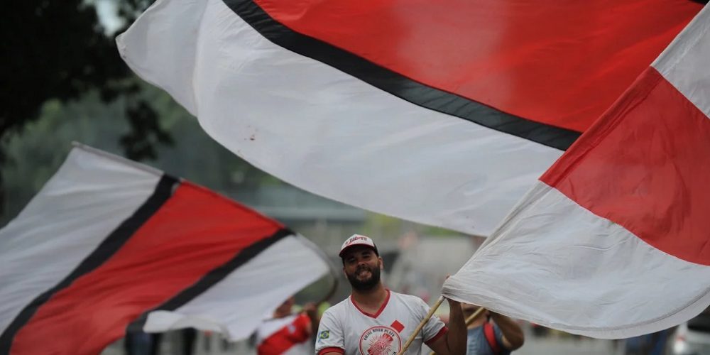 Con un banderazo en el Monumental y la barrabrava en Aeroparque, River viaja rumbo a Tucumán para buscar la gloria