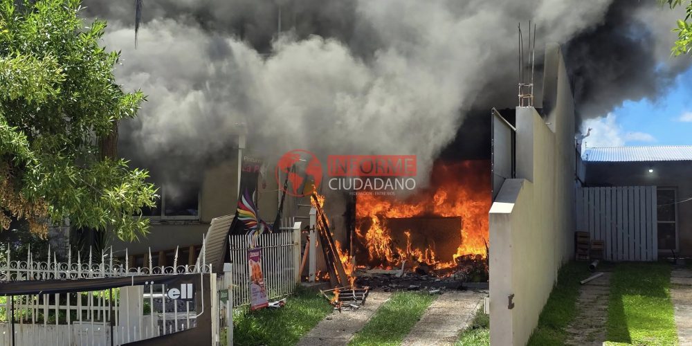 Daños totales: Se incendió una Pinturería en Federación