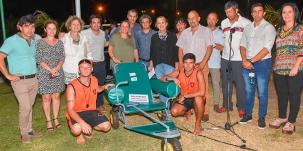 Parque acuático cuenta con una silla anfibia para las personas con discapacidad