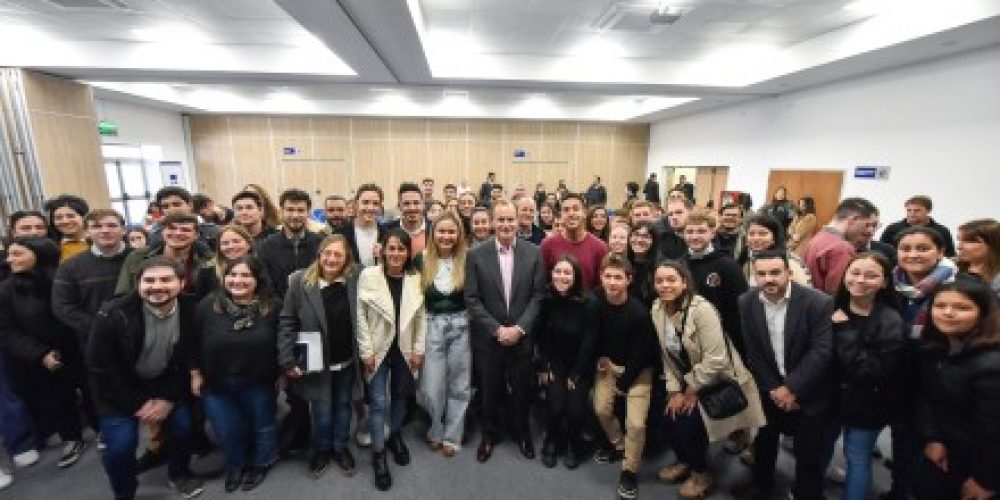 Bordet llamó a los jóvenes de la provincia a participar del programa “gestión para el desarrollo”