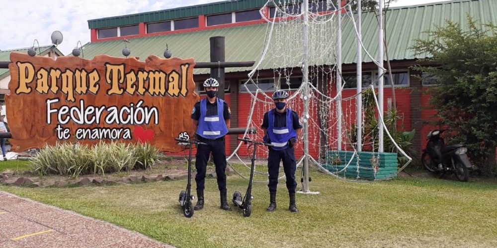 La Policía sumó monopatines eléctricos para las recorridas en termas y costaneras de ciudades turísticas