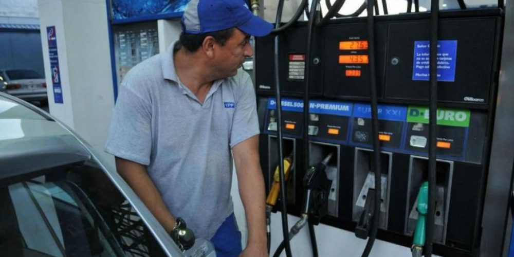 Duró poco. A una semana de la baja del 1%, las petroleras evalúan volver a aumentar los precios de las naftas