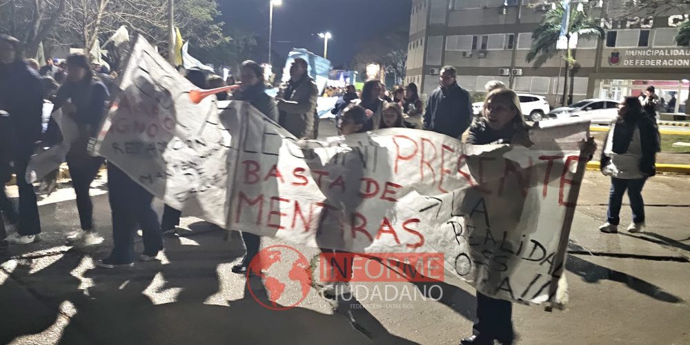 Trabajadores de la educación realizaron una masiva marcha en Federación