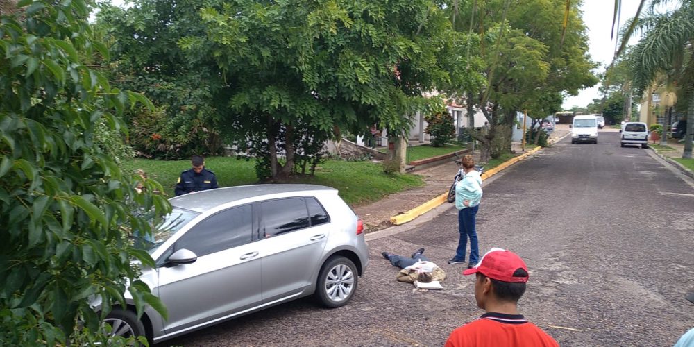 Accidente entre un automóvil y camión municipal