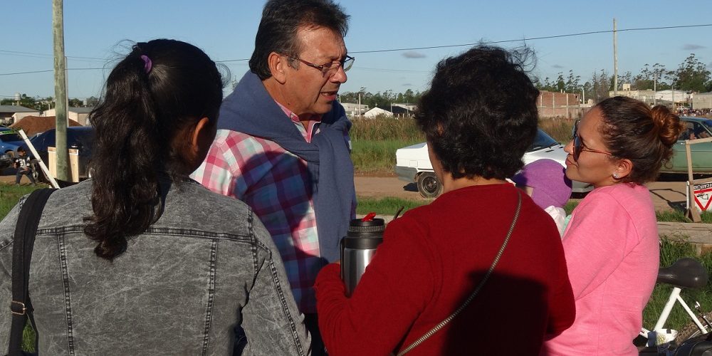 Rubén Rastelli sigue con su recorrida barrial siendo acompañado por cientos de vecinos