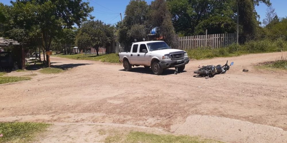 Conductor de moto sufre fractura de peroné en accidente tránsito