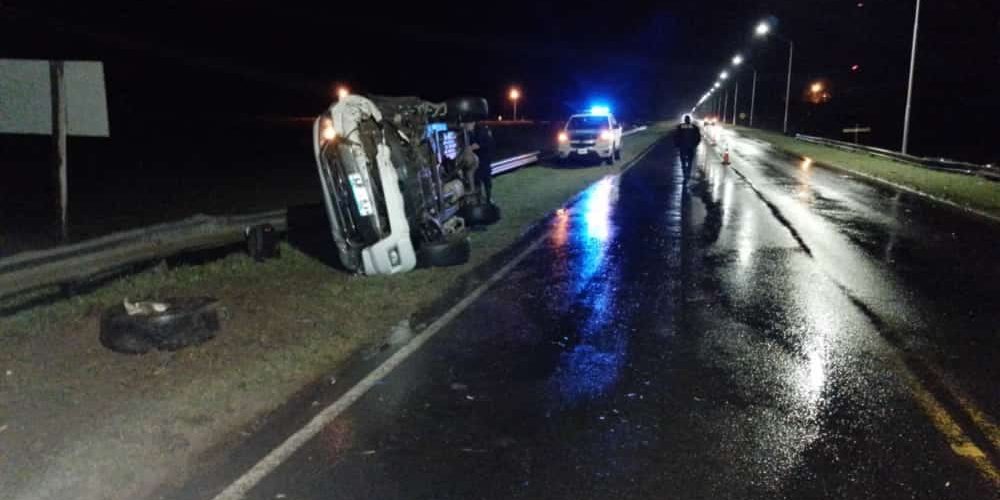 Salía de Federación hacia Chajarí y volcó la camioneta por un espejo de agua