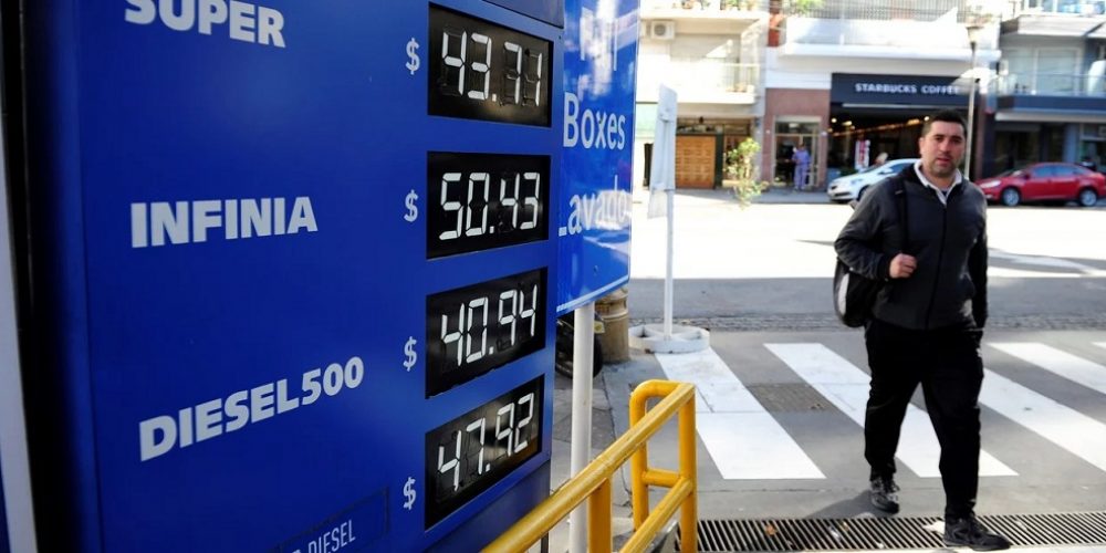 El Gobierno retrasa nuevamente la suba del impuesto a los combustibles