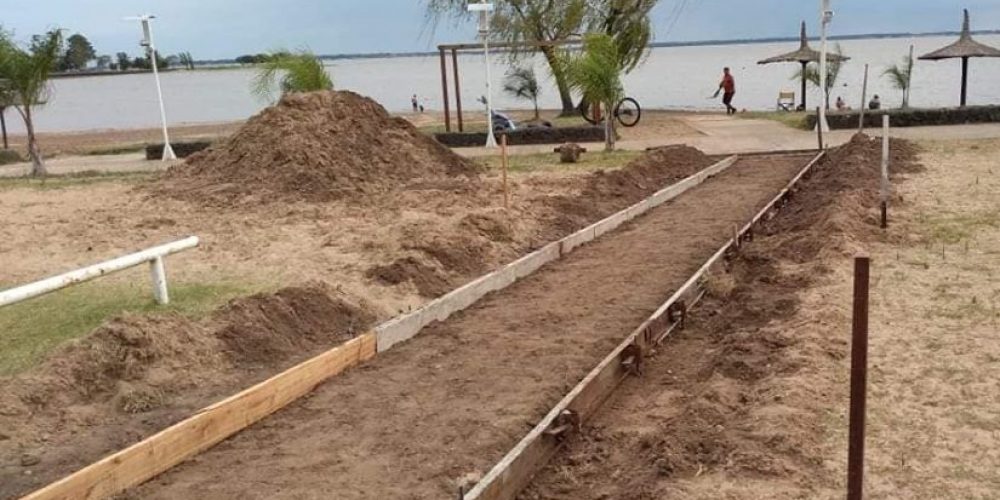 Realizan una rampa para personas con discapacidad en Playa Grande